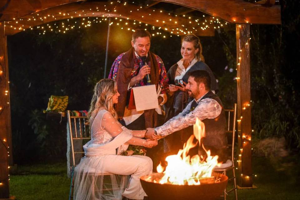 Novios realizando ceremonia con fuego