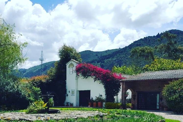 Jardín con vista a la casa