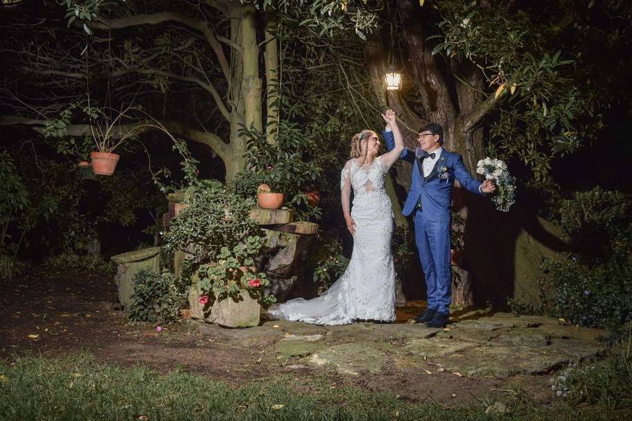 Novios en el jardín de noche