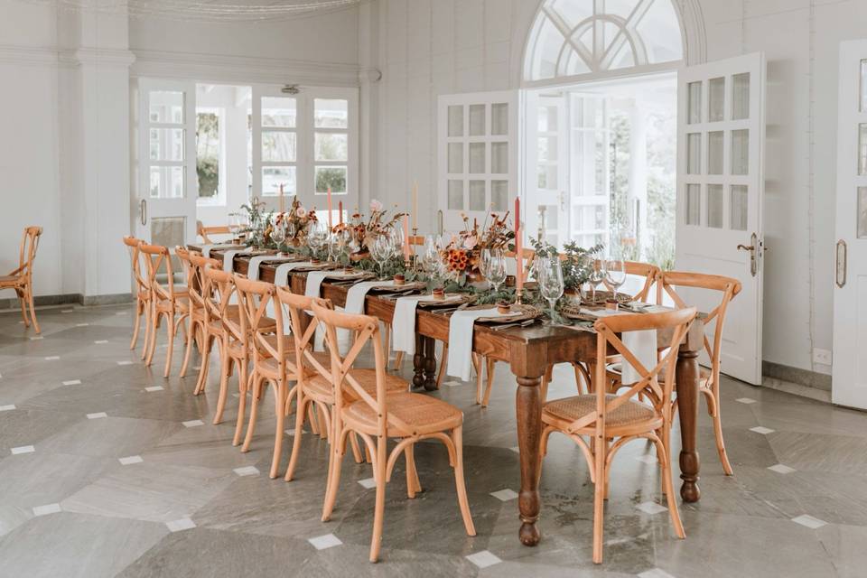 Mesa de madera con flores y velas