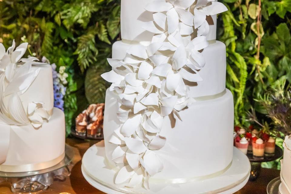 Sugar flowers cake