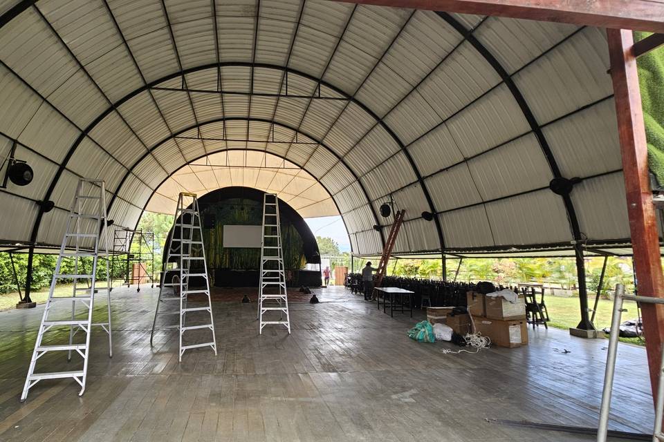 Espacio techado en el jardín