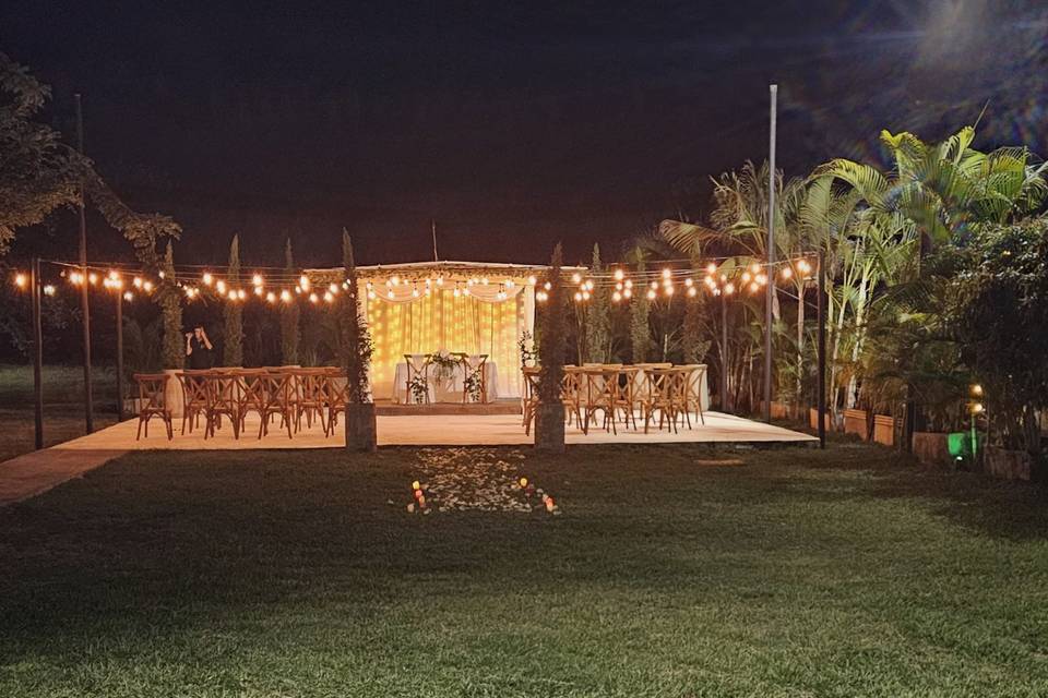 Capilla en un jardín para ceremonia nupcial