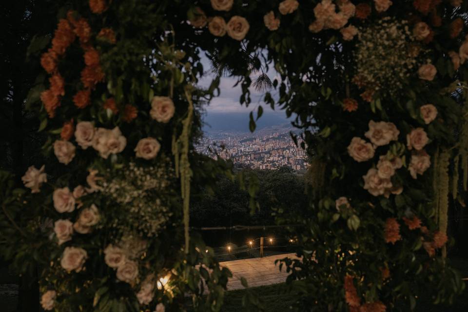 El altar en flores