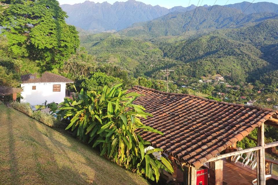 Kiosko piscina y la cordillera