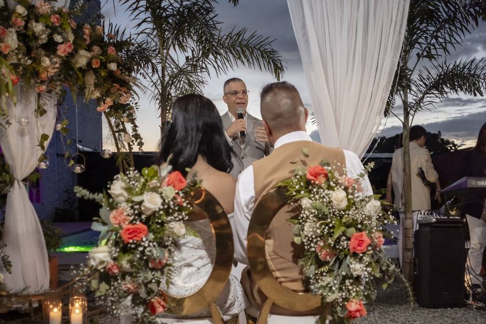 Novios sentados frente al juez