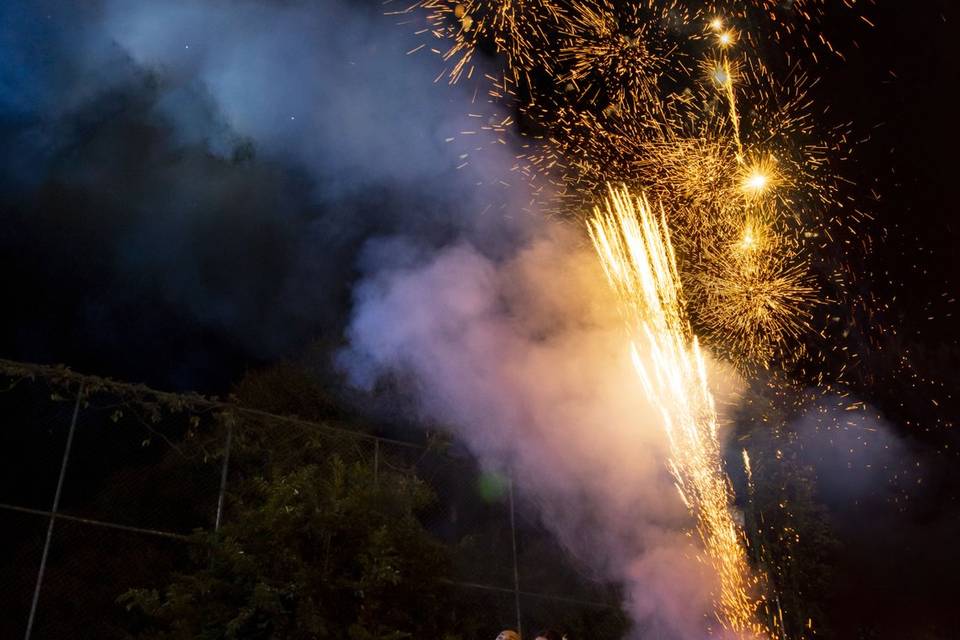 Novios viendo fuegos artificiales