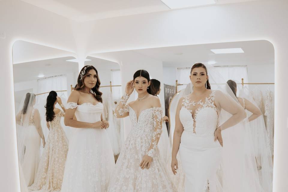 Novias posando en la tienda