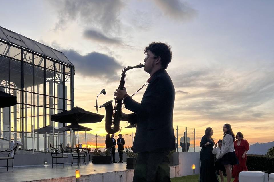 Tocando el saxofón en el jardín