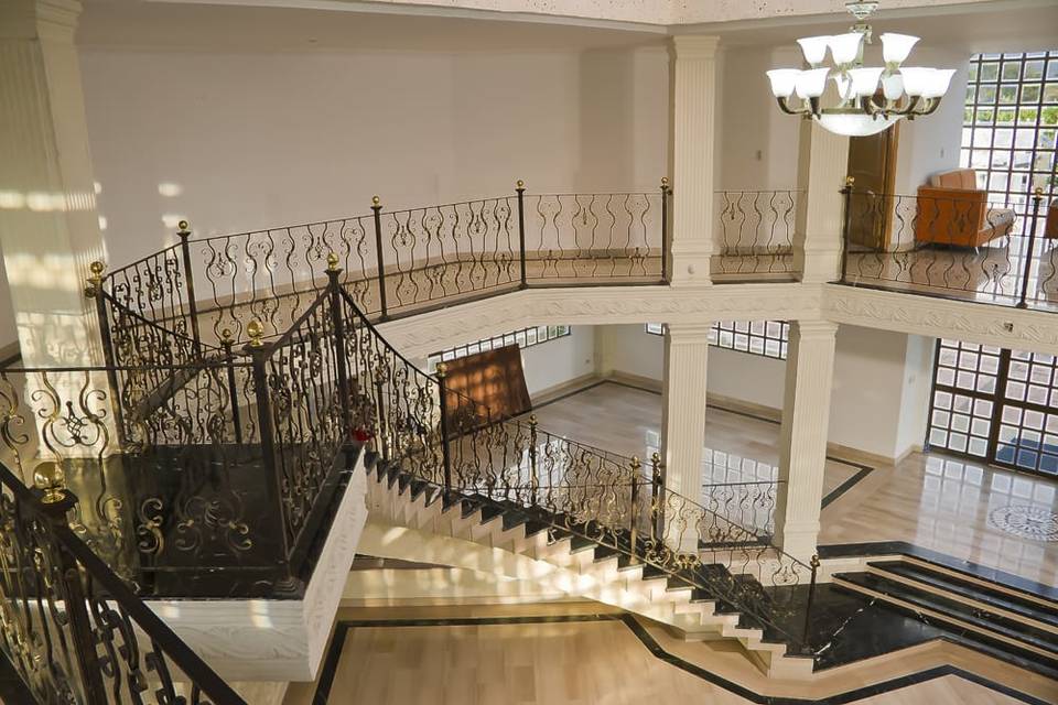 Salón blanco con escaleras