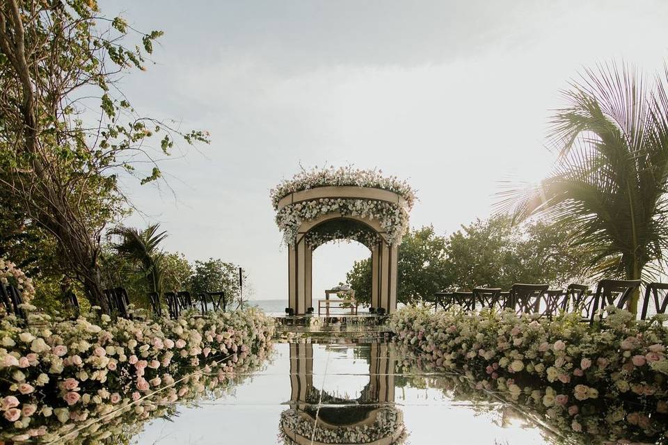 Canal de agua adornado con flores