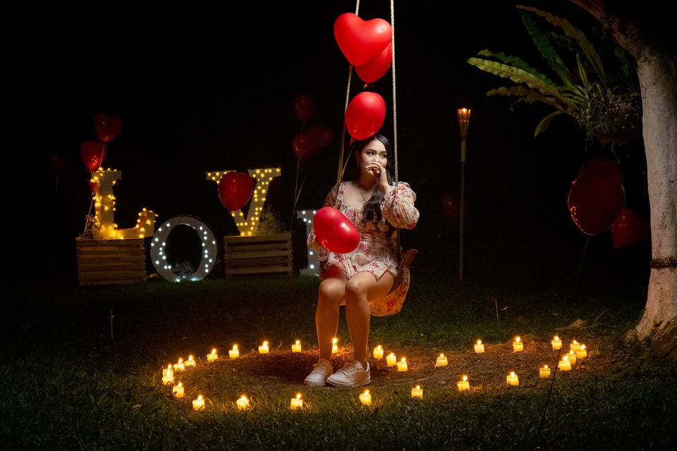 Novia en un corazón hecho por velas