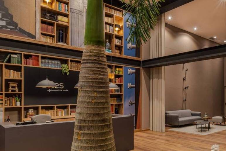 Biblioteca con palmera