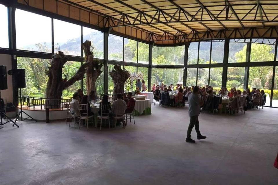 Montaje de mesas en un salón