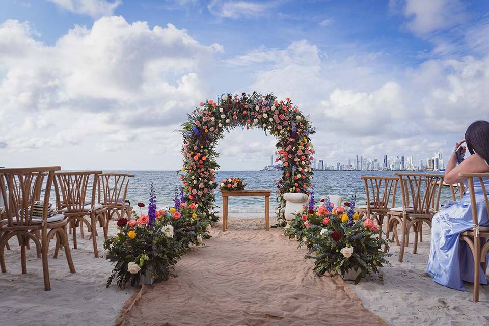 Decoración con flores de ceremonia nupcial en la playa