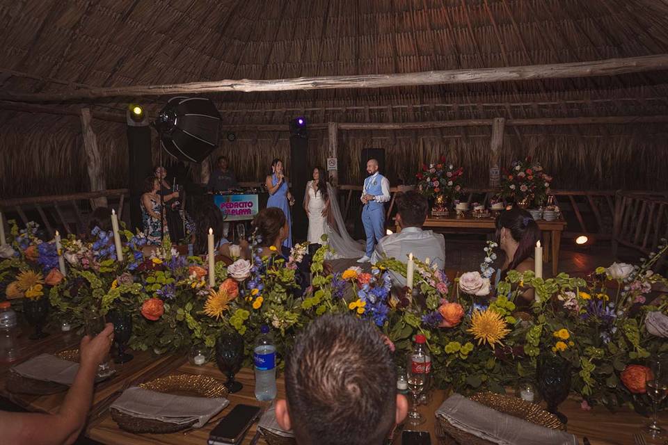 Decoración de mesa con flores amarillas y moradas