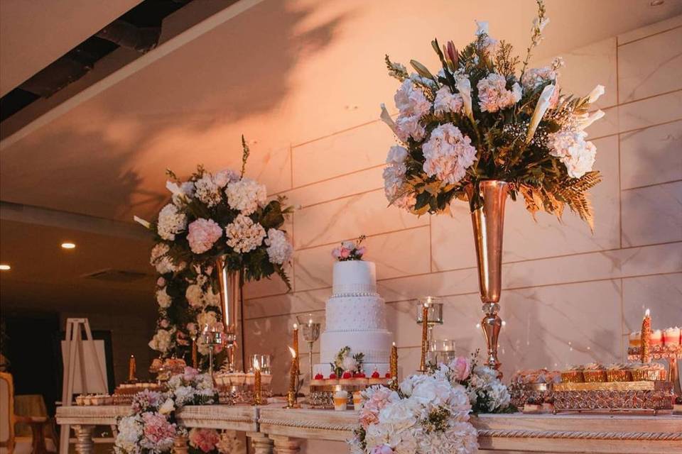 Pastel en una mesa decorada con flores