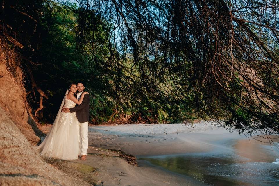 Pareja posando en la orilla del agua