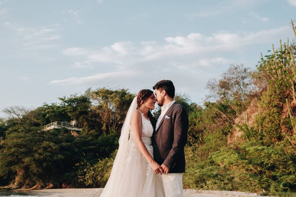 Pareja agarrada de la mano