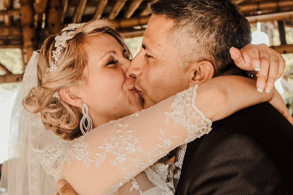 Recién casados dándose un beso