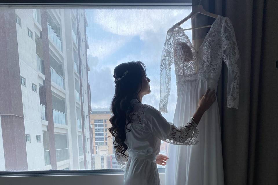 Novia mirando su vestido