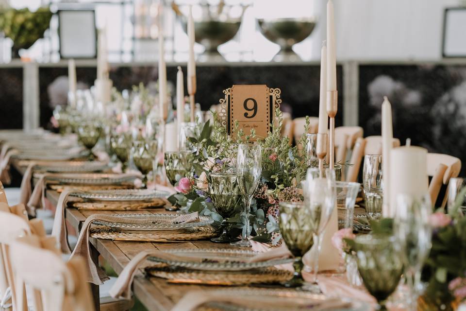 Mesa decorada con número y flores