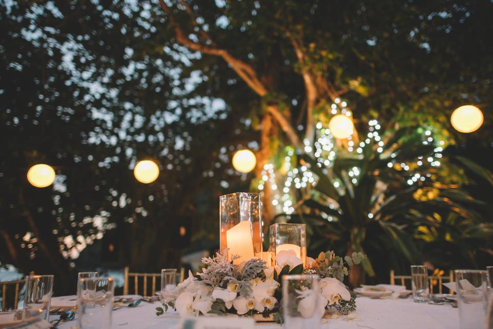 Decoración de mesa con velas y flores