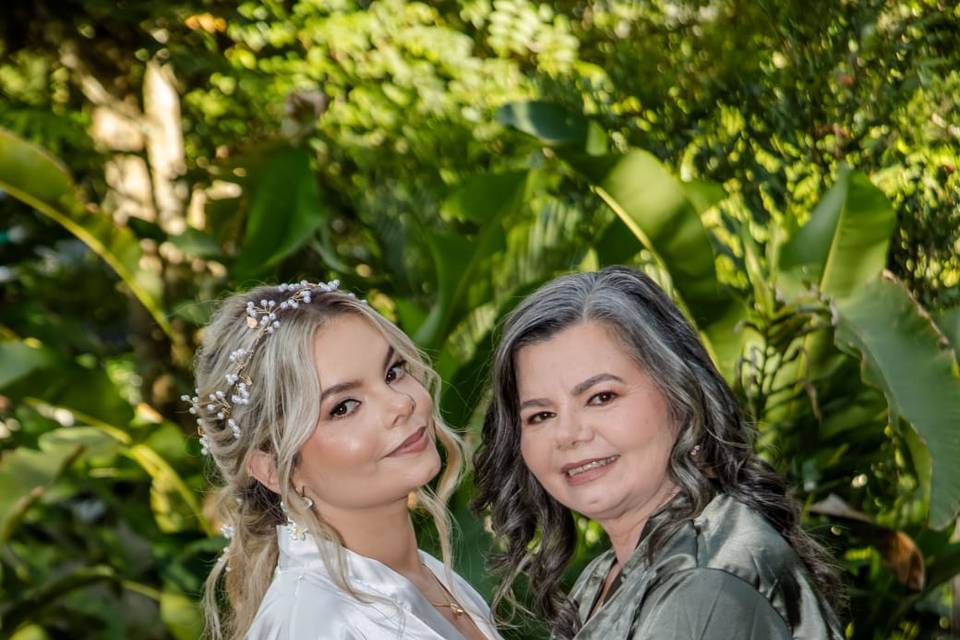 Novia posando con su mamá en el jardín