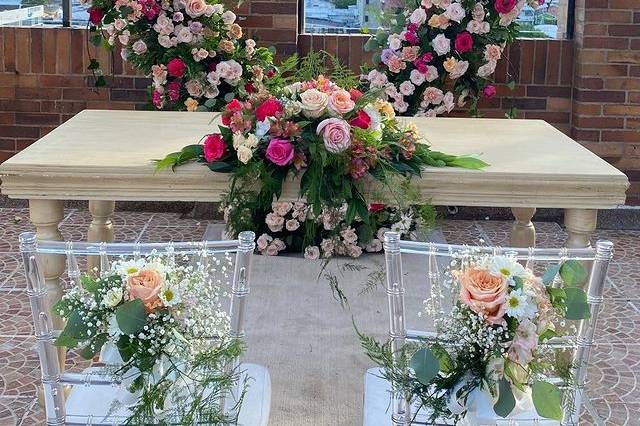 Mesa de novios decorada con un corazón gigante de flores