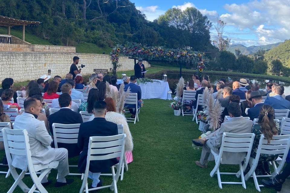 Celebrando ceremonia en el jardín