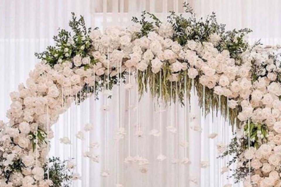 Mesa de novios con un back de flores blancas