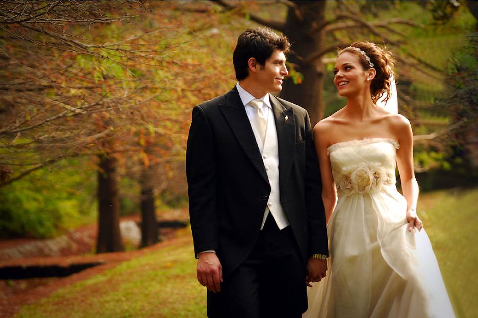 Novios caminando por el campo