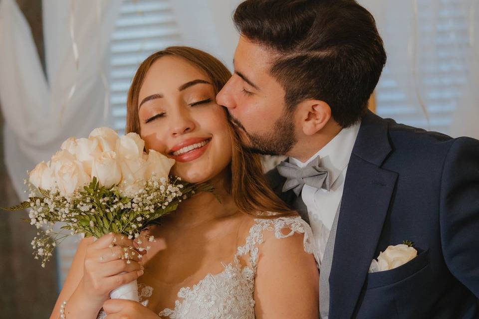 Novio besando a la novia