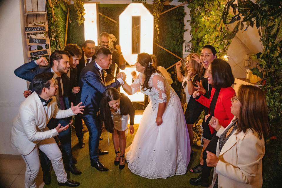 Novios posando con sus invitados
