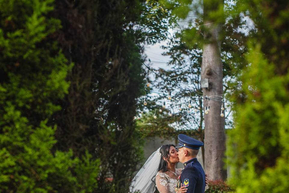 Novios besándose en el jardín