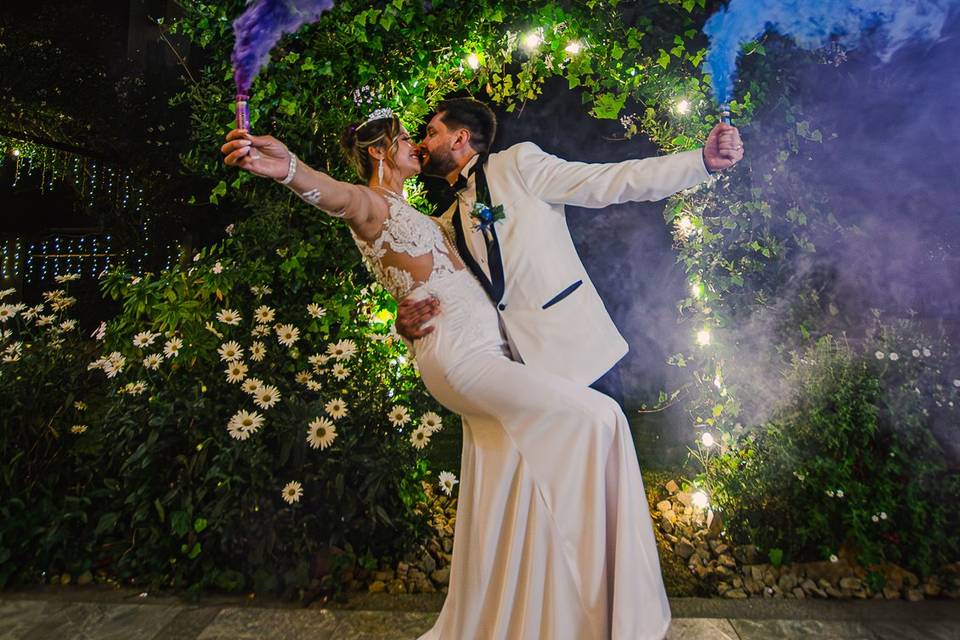 Pareja con humo morado