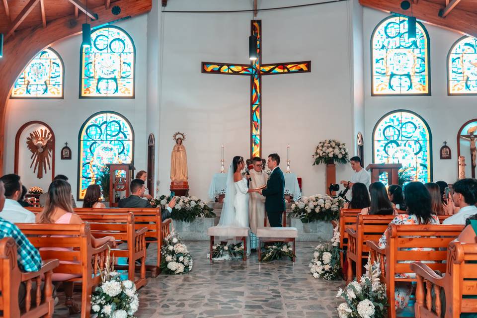 Novios casándose en la iglesia