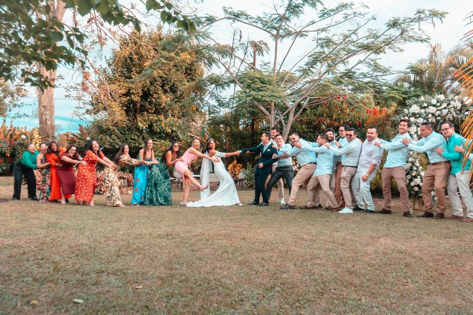 Novios posando en el jardín con sus seres queridos