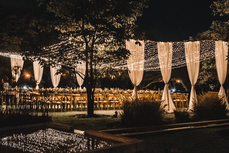 Decoración de luces por la noche