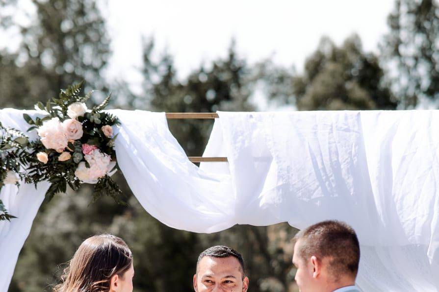 Novios celebrando su boda