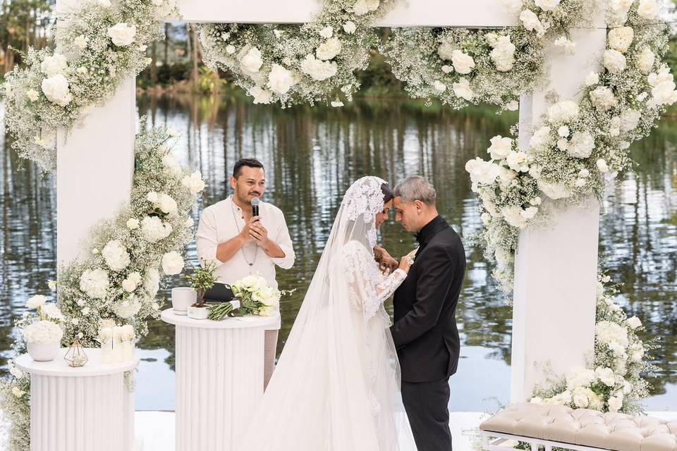 Novios en boda con decoración blanca