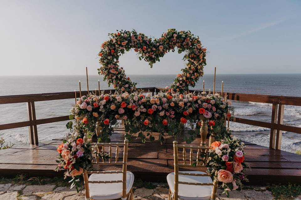 Mesa de novios decorada con muchas flores de colores