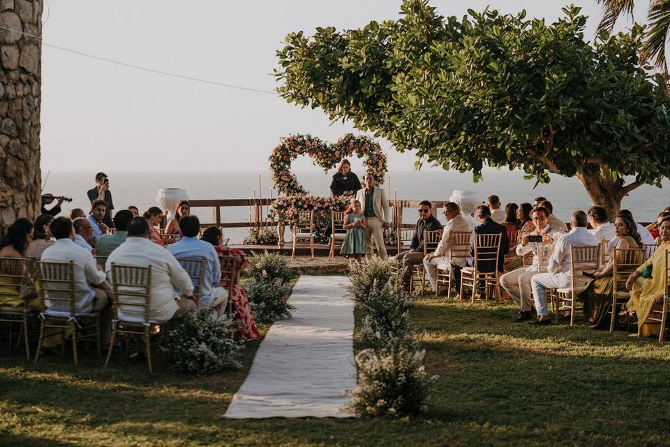 Pasillo blanco al altar en frente del mar