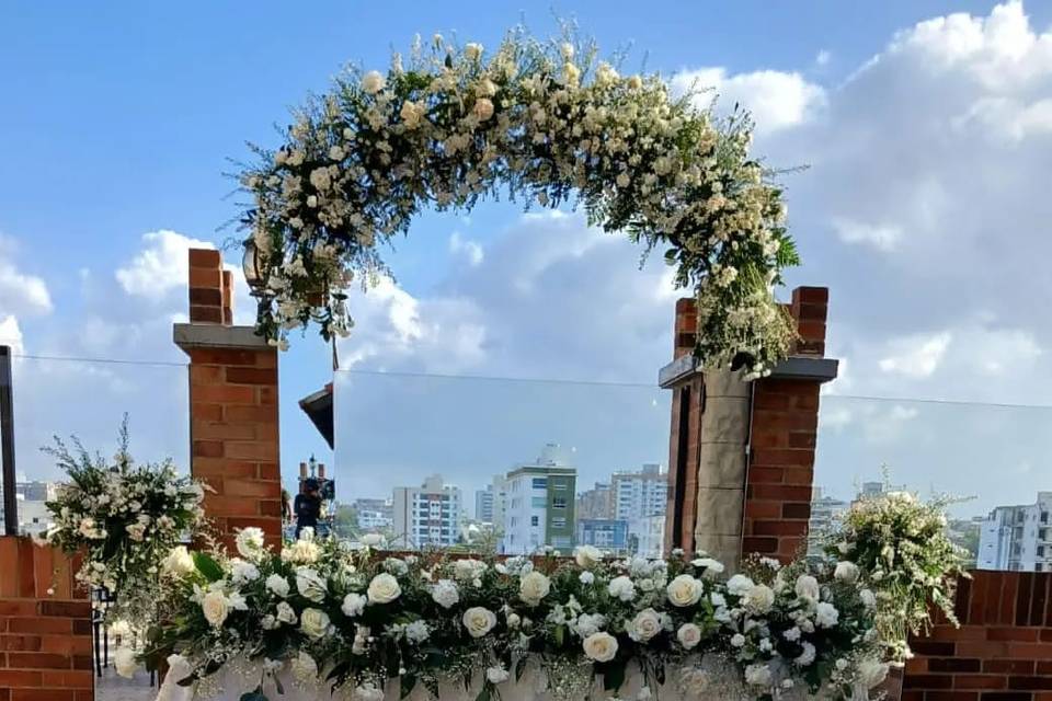 Mesa de novios con flores blancas