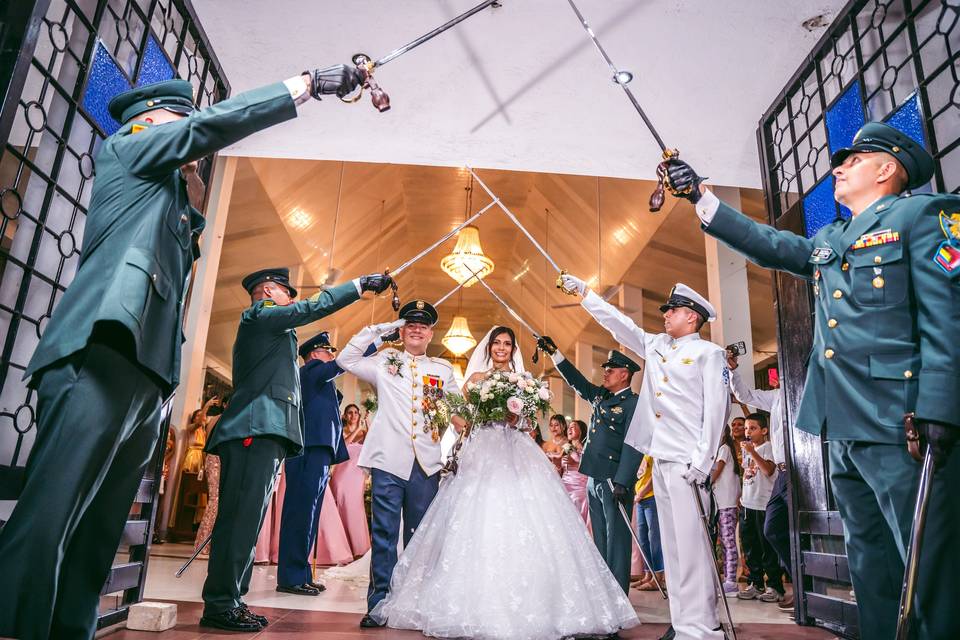 Novios caminando mientras los soldados rinden honores