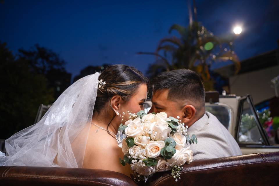 Novios dándose un beso en el auto