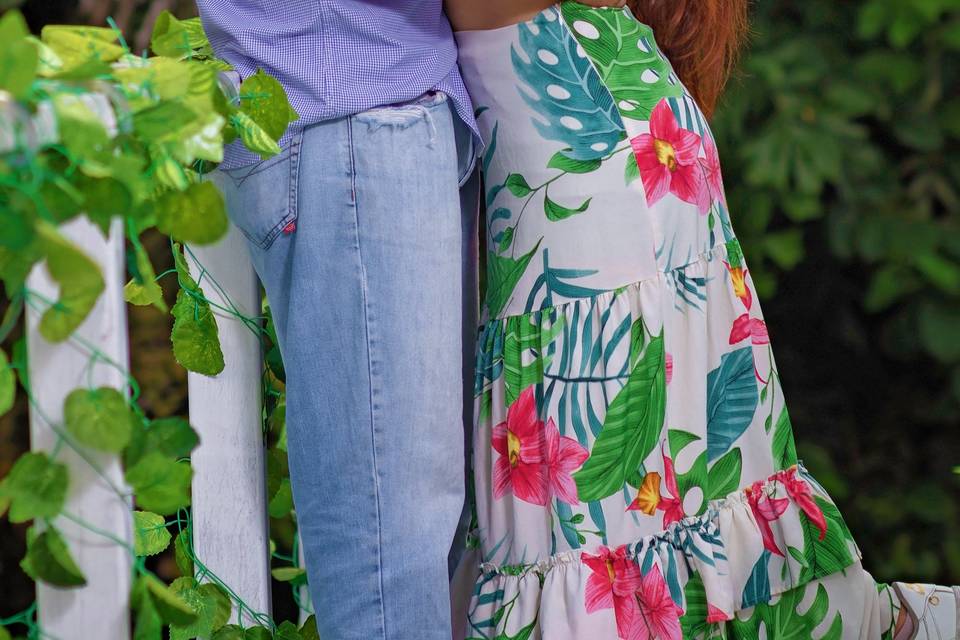 Pareja posando en el jardín