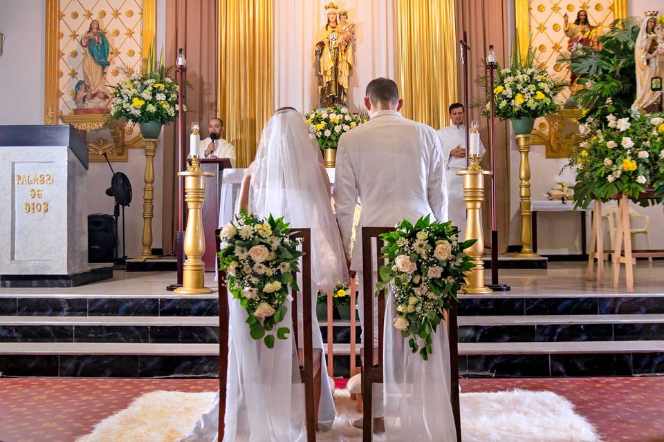 Pareja casándose en la iglesia