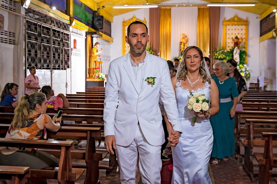 Pareja saliendo de la iglesia