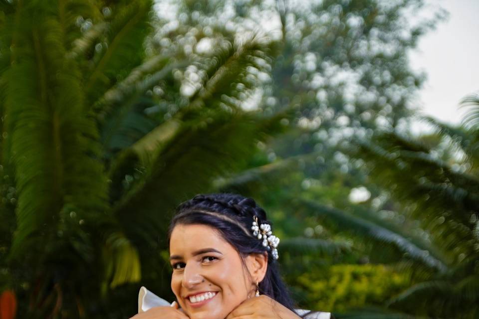 Novios posando en el jardín